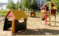 Этот детский городок стоит в пос. Эжва г.Сыктывкара и изготовлен из цветной ламинированной фанеры сыктывкарского фанерного завода