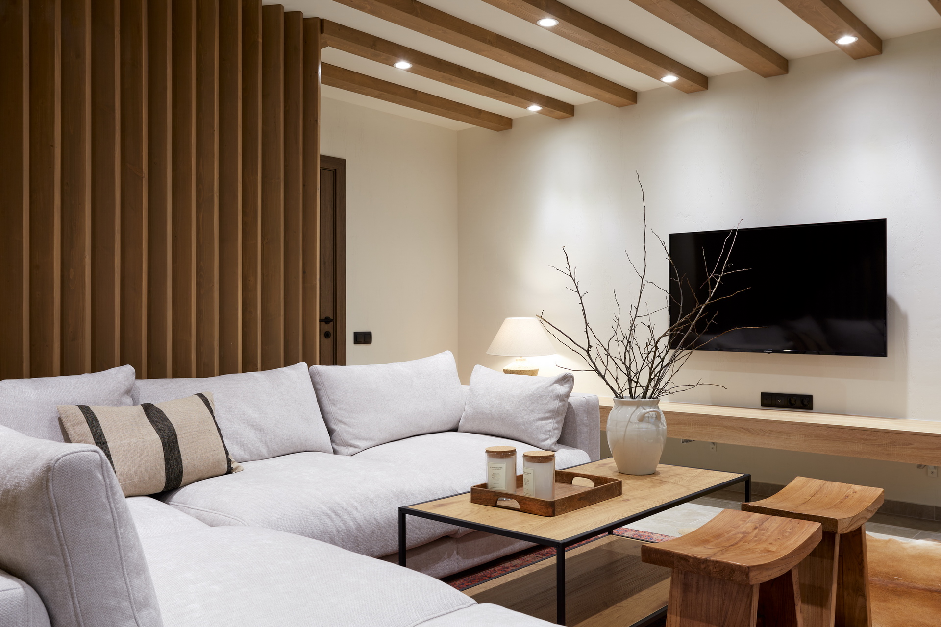 LAMARTY in the decor "Sonoma Oak" in the project "Dachny otvet" on the NTV channel. Living room in kinfolk style.