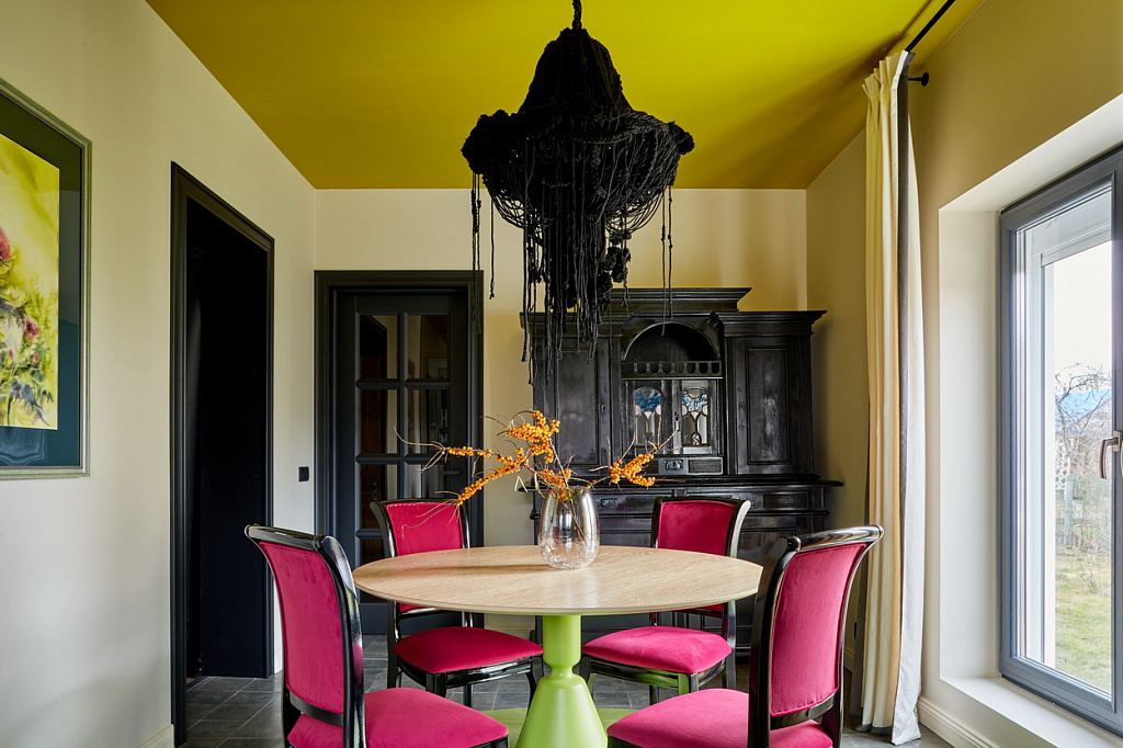 Lamarty in GRAPHITE decor and SyPly plywood in the Dachny Otvet project on NTV. Chartreuse for the kitchen-dining room..