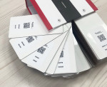 Наклейки с QR-кодами на образцы декоров в пластике