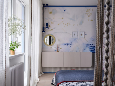 Lamarty laminated chipboard in the “Kvartirny Vopros” project. Living-bedroom with red berry accents.