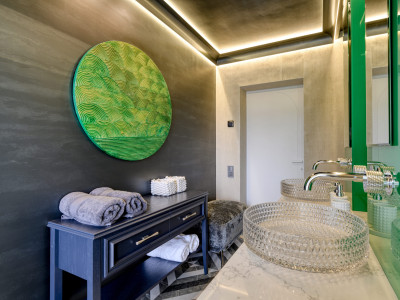 ЛДСП Lamarty в проекте «Дачный ответ» на НТВ. Изумрудная ванная с черным циферблатом.