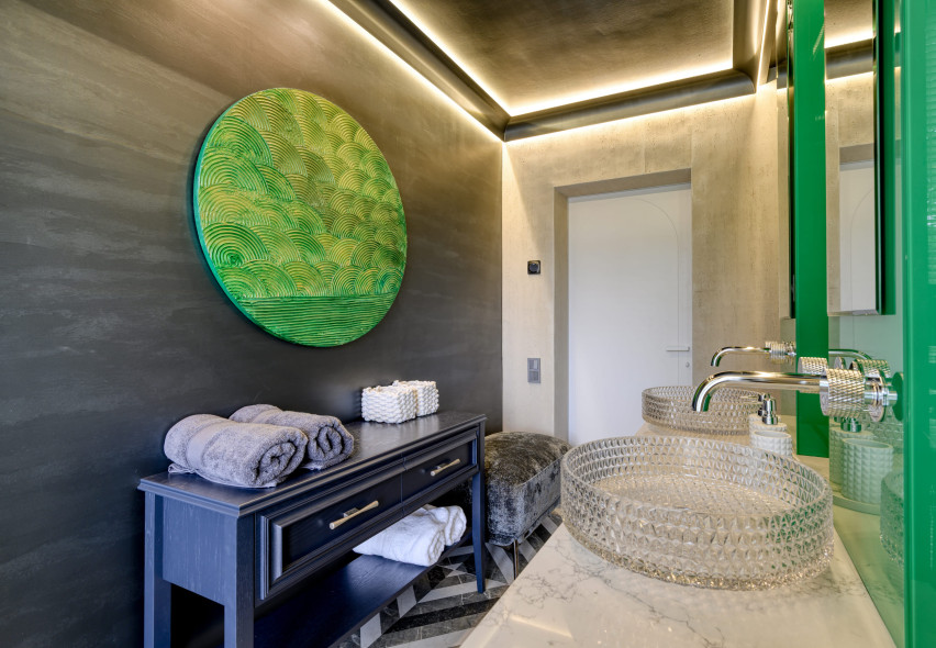 ЛДСП Lamarty в проекте «Дачный ответ» на НТВ. Изумрудная ванная с черным циферблатом.